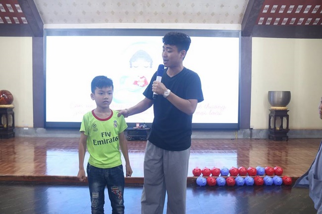 Learning how to protect the environment of 120 children at Hoa Phuc Pagoda