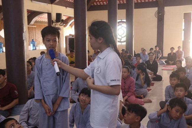 Learning how to protect the environment of 120 children at Hoa Phuc Pagoda