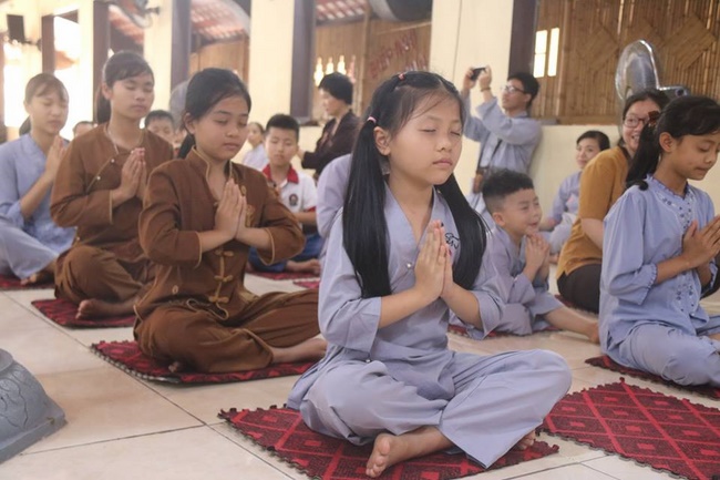 Learning how to protect the environment of 120 children at Hoa Phuc Pagoda