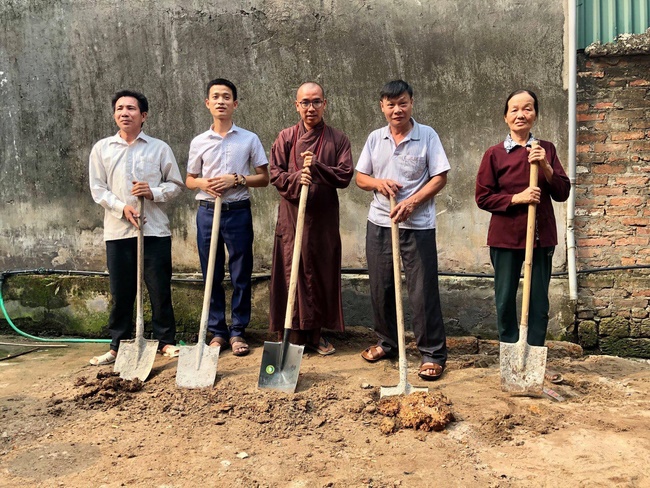 The ceremony groundbreaking to build charity houses in Ngoc Liep commune.