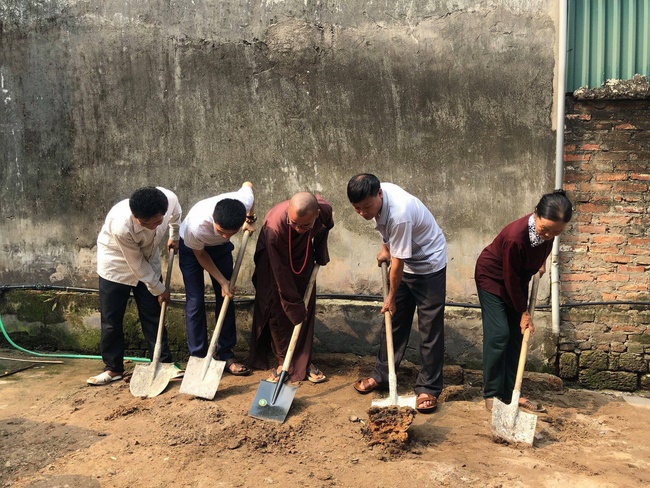 The ceremony groundbreaking to build charity houses in Ngoc Liep commune.
