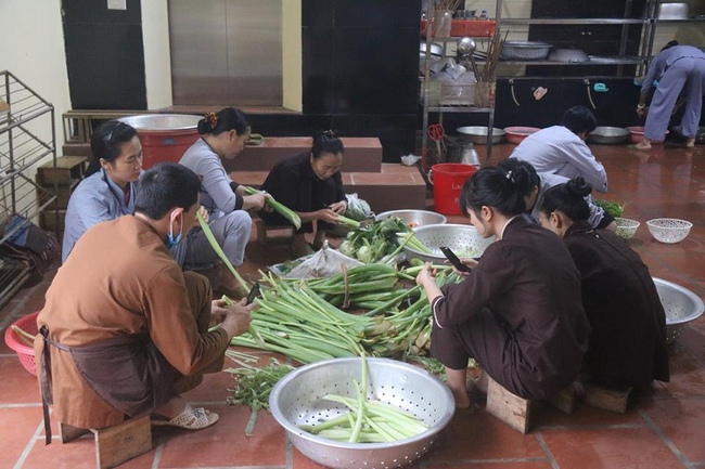 Ha Noi: 150 Buddhists attending the Eight Precept Retreat at Hoa Phuc Pagoda.