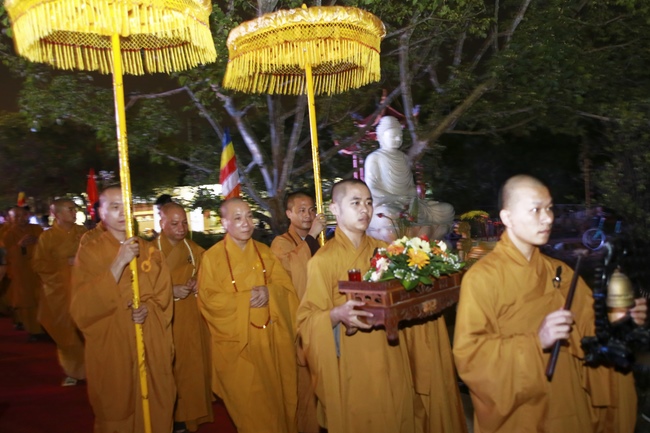 Giai Lam Pagoda organized Vesak