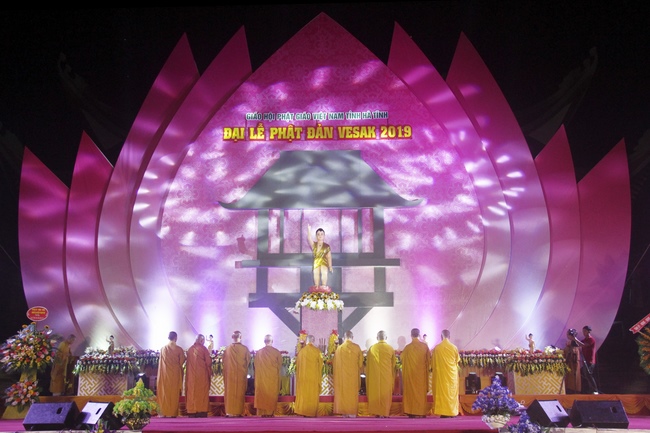 Giai Lam Pagoda organized Vesak