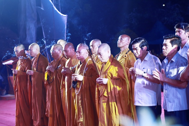 Giai Lam Pagoda organized Vesak