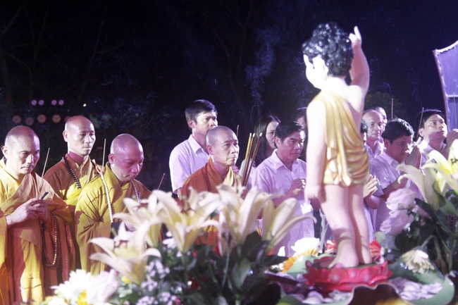 Giai Lam Pagoda organized Vesak