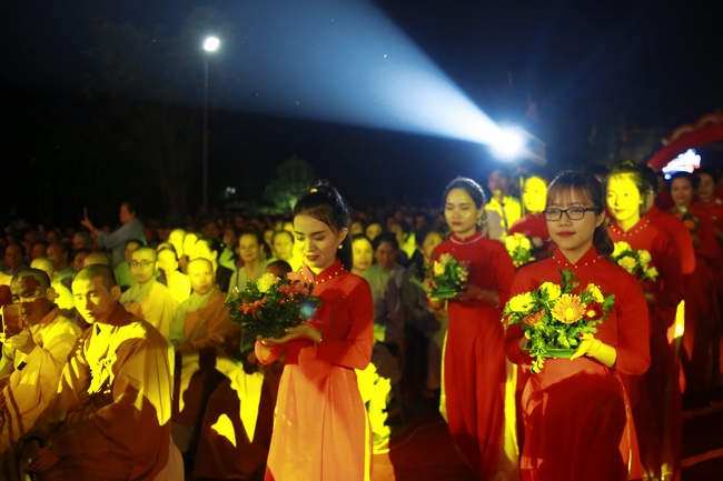 Giai Lam Pagoda organized Vesak