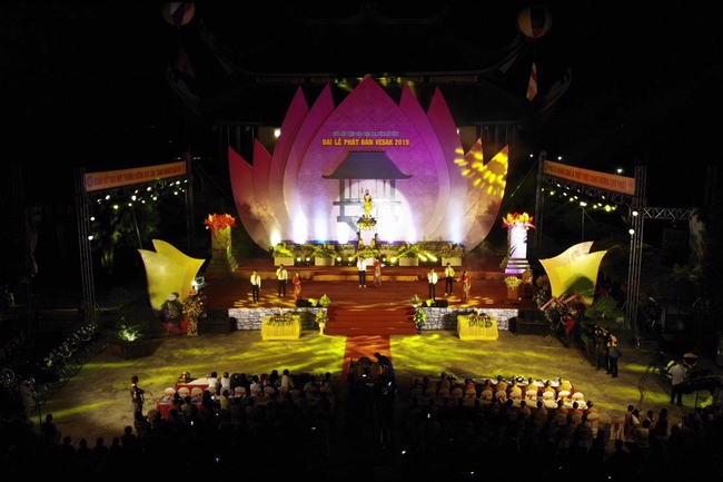 Giai Lam Pagoda organized Vesak