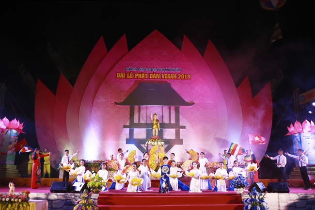 Giai Lam Pagoda organized Vesak