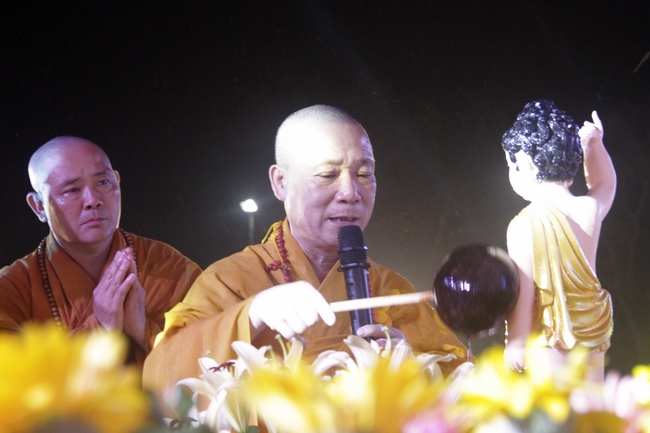 Giai Lam Pagoda organized Vesak