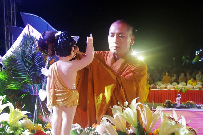 Giai Lam Pagoda organized Vesak