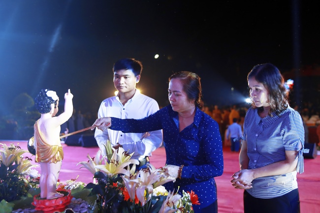 Giai Lam Pagoda organized Vesak