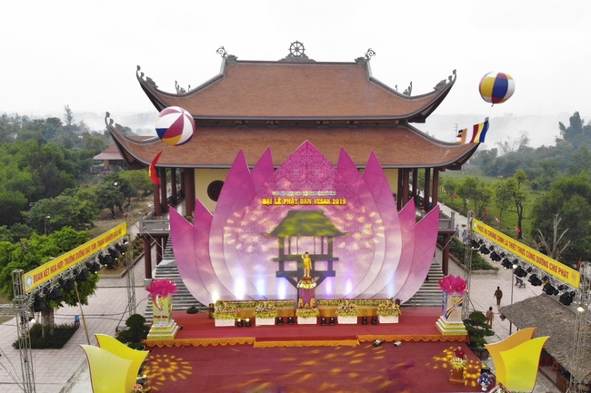 Giai Lam Pagoda organized Vesak