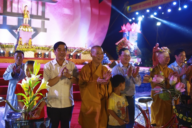 Giai Lam Pagoda organized Vesak
