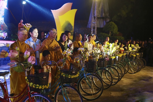 Giai Lam Pagoda organized Vesak