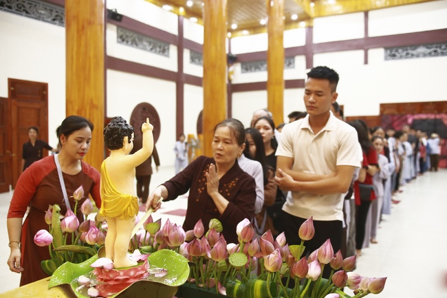 Giai Lam Pagoda organized Vesak