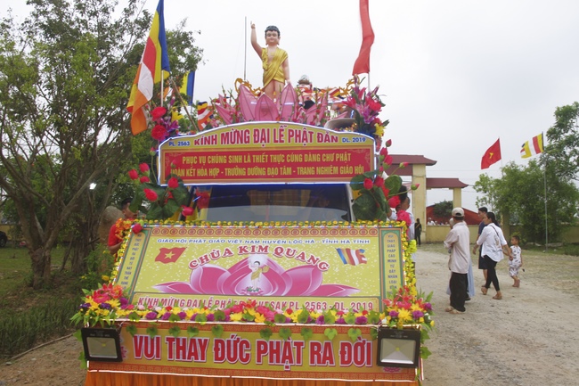 Giai Lam Pagoda organized Vesak