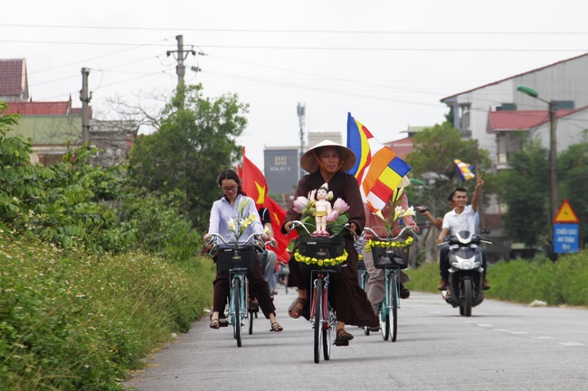 Giai Lam Pagoda organized Vesak
