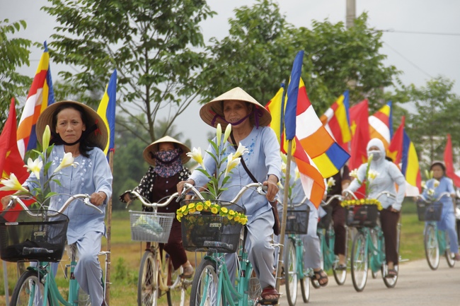 Giai Lam Pagoda organized Vesak