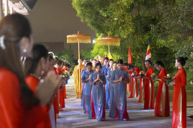 Giai Lam Pagoda organized Vesak
