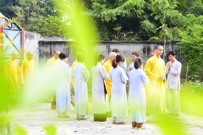 The beginning rite to sculpt the Buddha statue