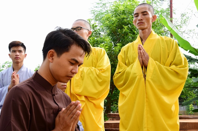 The beginning rite to sculpt the Buddha statue