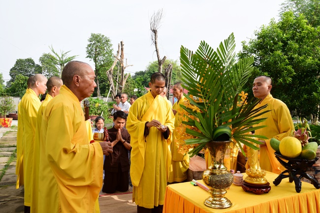 The beginning rite to sculpt the Buddha statue