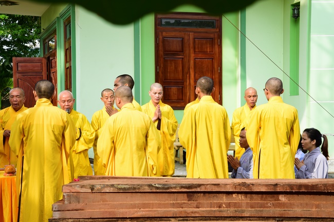 The beginning rite to sculpt the Buddha statue