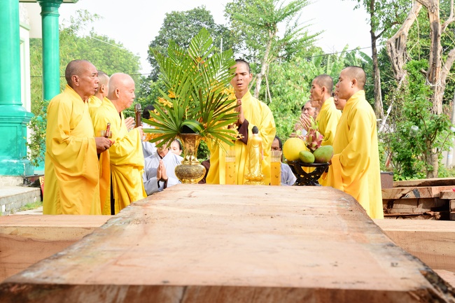The beginning rite to sculpt the Buddha statue