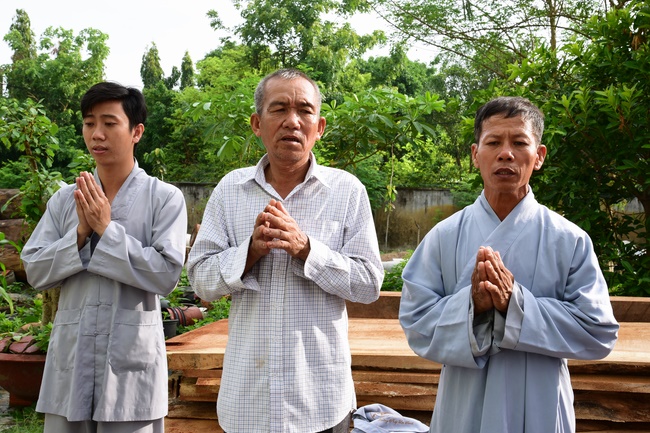 The beginning rite to sculpt the Buddha statue