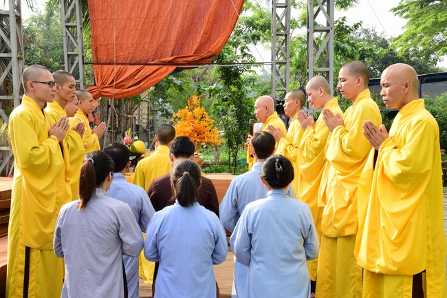 The beginning rite to sculpt the Buddha statue