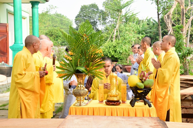 The beginning rite to sculpt the Buddha statue