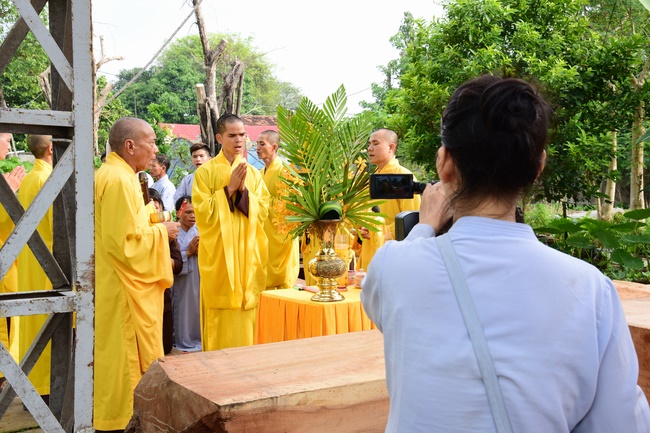 The beginning rite to sculpt the Buddha statue