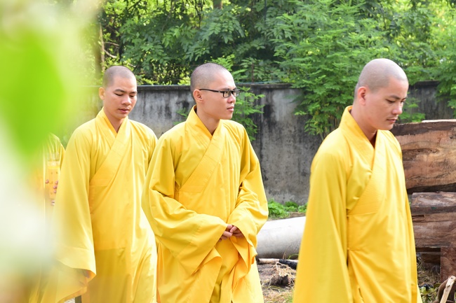 The beginning rite to sculpt the Buddha statue