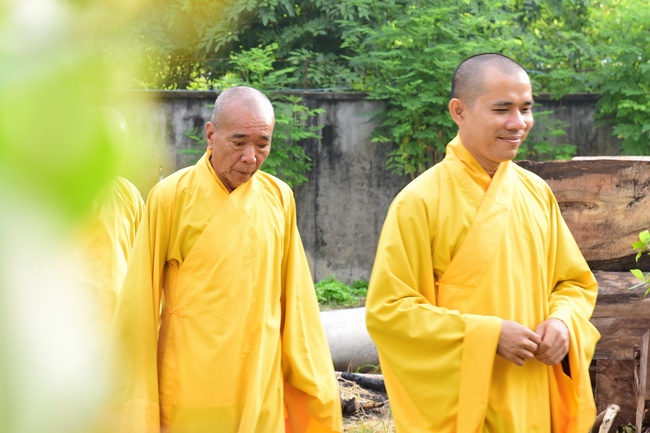 The beginning rite to sculpt the Buddha statue