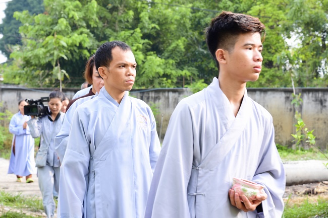 The beginning rite to sculpt the Buddha statue