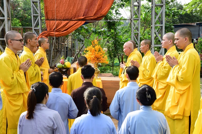 The beginning rite to sculpt the Buddha statue