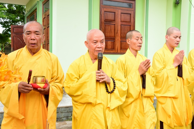 The beginning rite to sculpt the Buddha statue