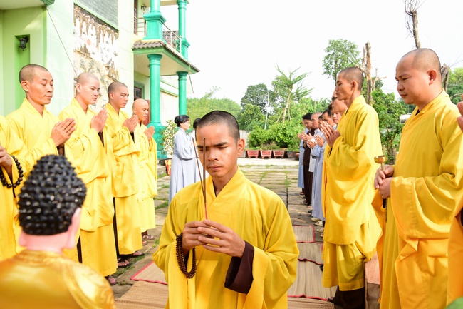The beginning rite to sculpt the Buddha statue