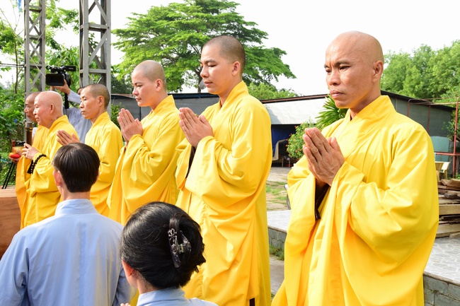 The beginning rite to sculpt the Buddha statue