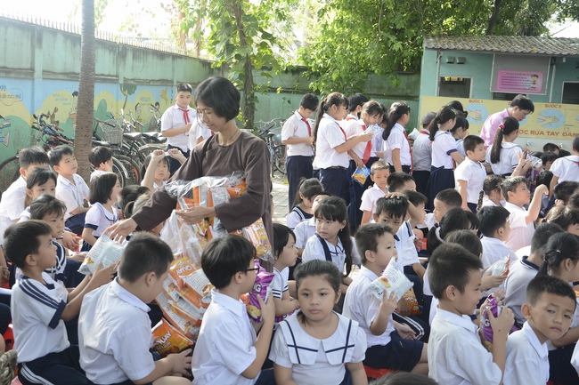 Giving gifts to primary schools