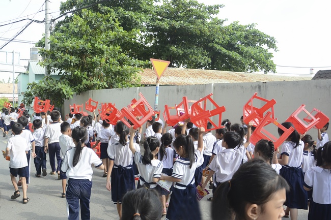 Giving gifts to primary schools