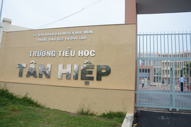 Giving gifts to primary schools