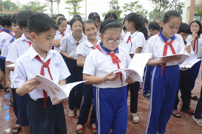 Giving gifts to primary schools