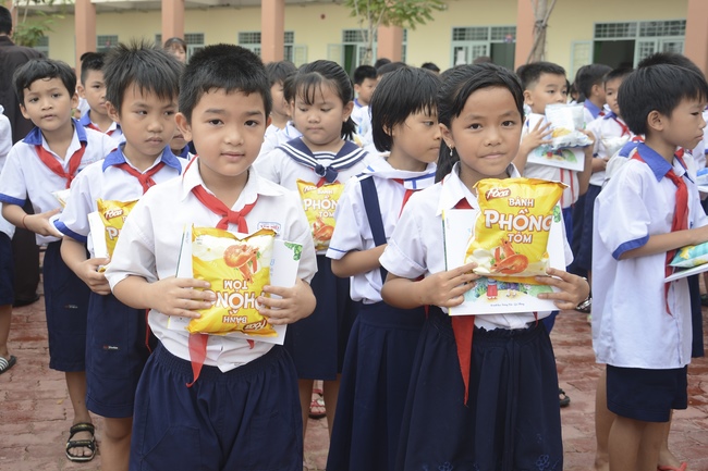 Giving gifts to primary schools