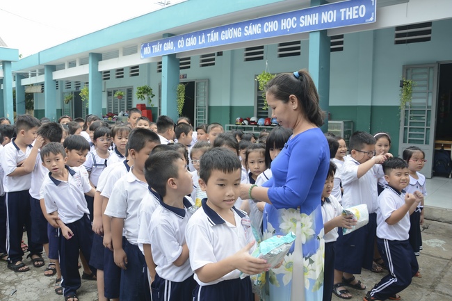 Giving gifts to primary schools