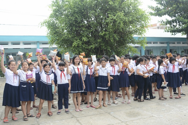 Giving gifts to primary schools