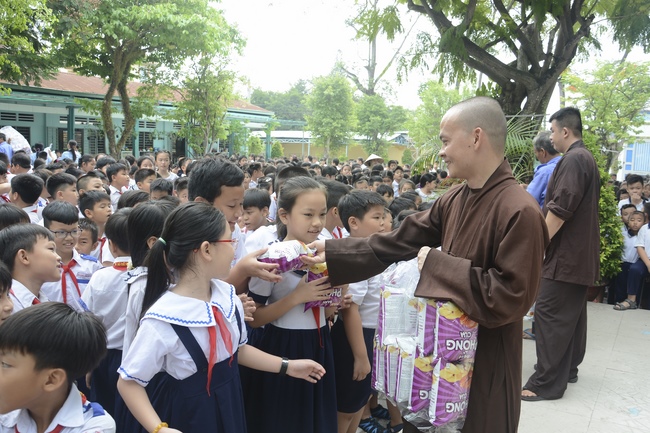 Giving gifts to primary schools