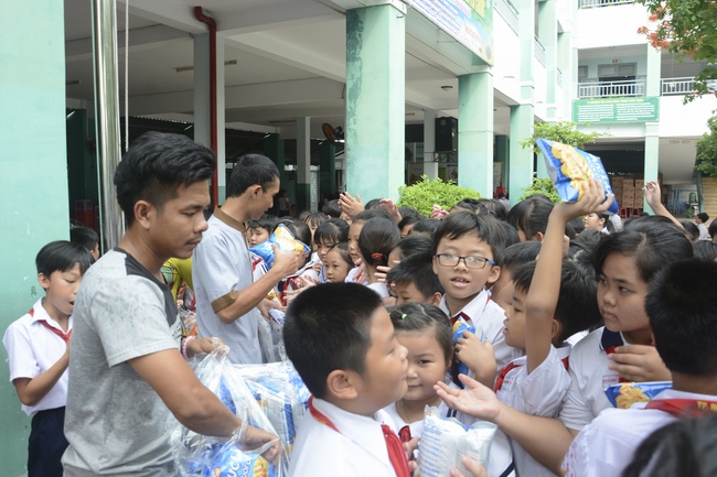 Giving gifts to primary schools