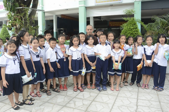 Giving gifts to primary schools